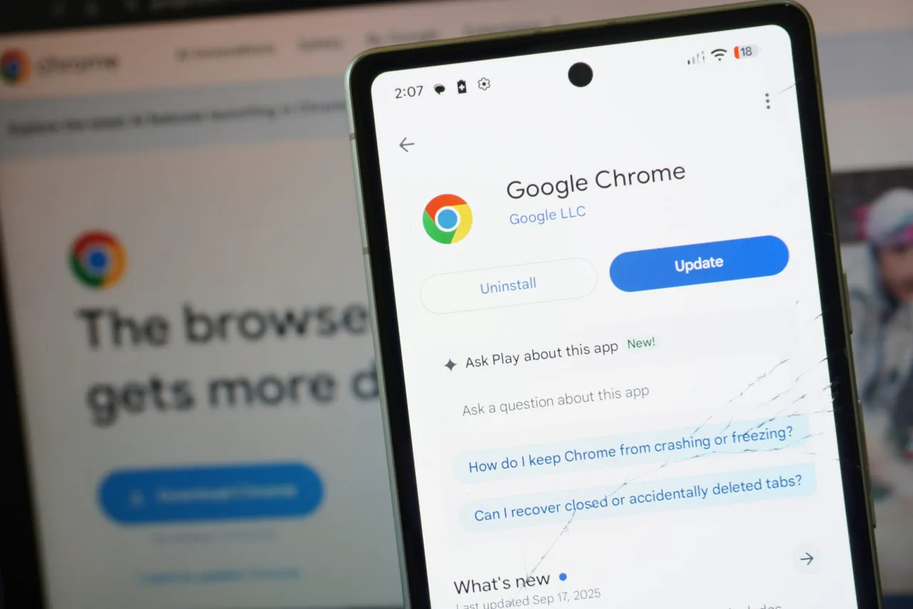 Zwolniony telefon z ikoną Chrome