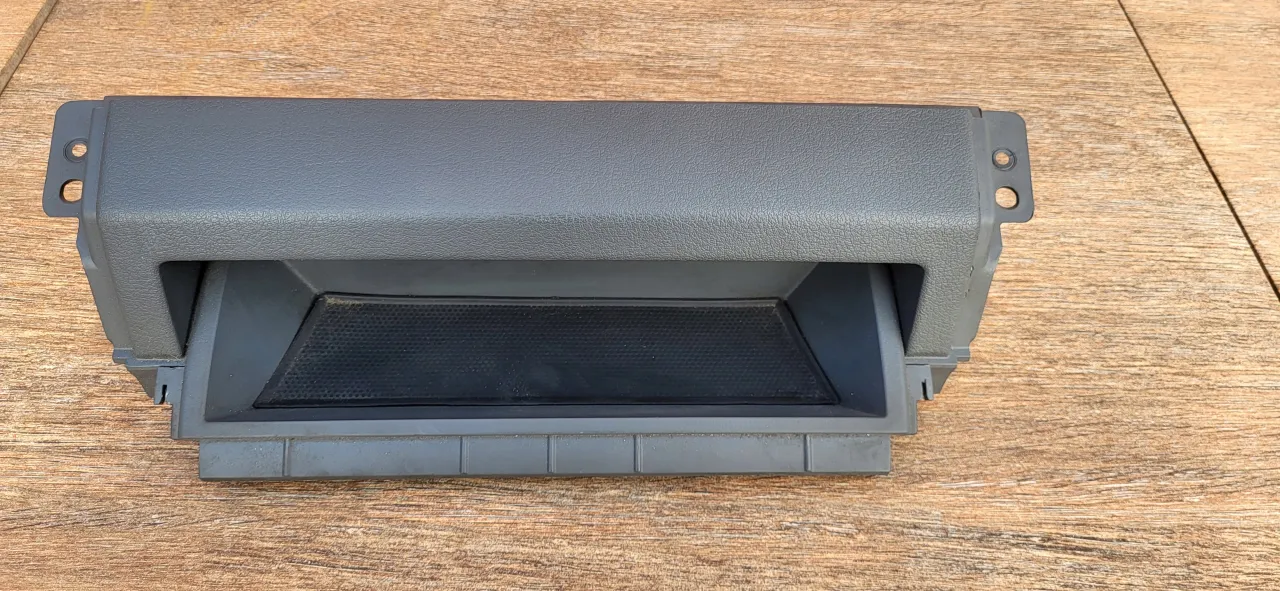 Jeep Cherokee KJ wnętrze schowek pasażera