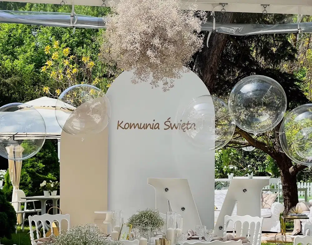 Dekoracje komunijne ogród namioty oświetlenie