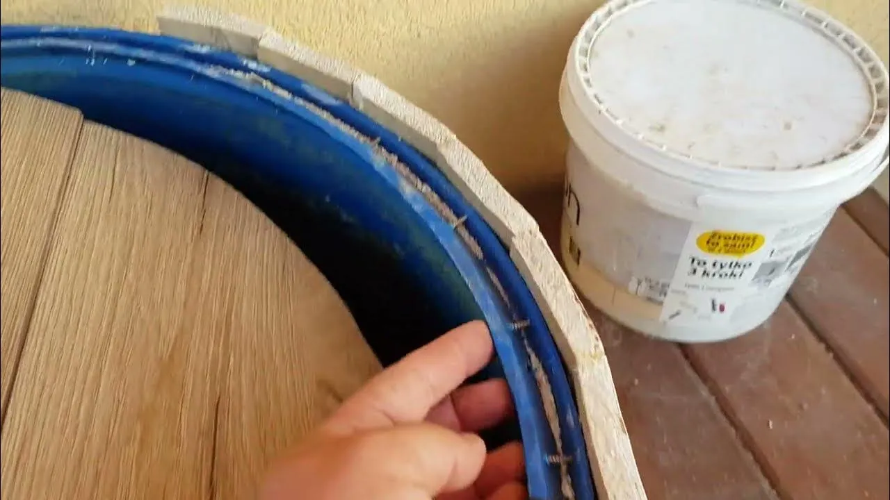 drewniana obudowa zbiornika na deszcz&oacute;wkę DIY