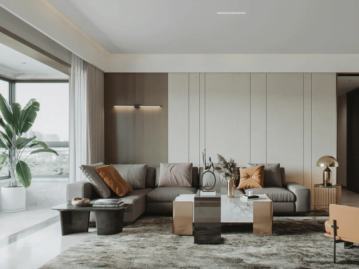 Nowoczesny salon z szarą kanapą i stolikami. Sufitowe oświetlenie i dekoracje tworzą przytulną atmosferę, a zasłony subtelnie maskują karnisz.