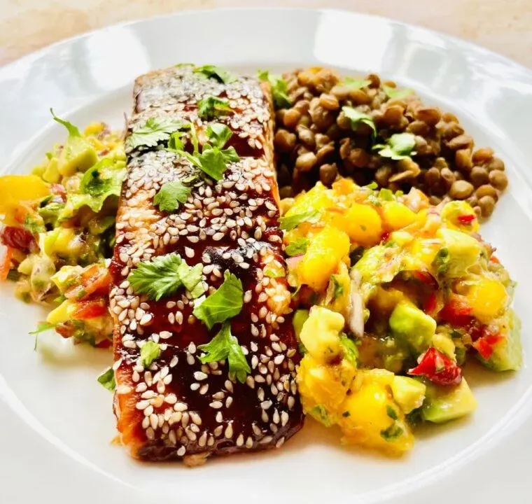 łosoś z salsą z mango i awokado