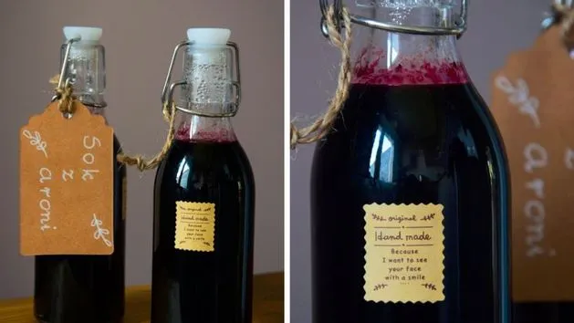 domowy sok z aronii w butelkach po pasteryzacji