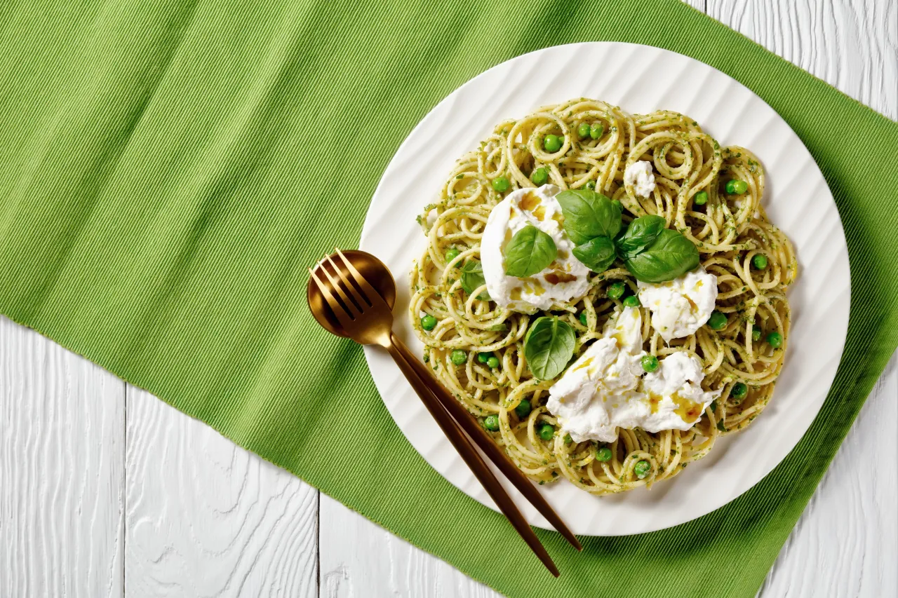 spaghetti z pesto i dodatkami
