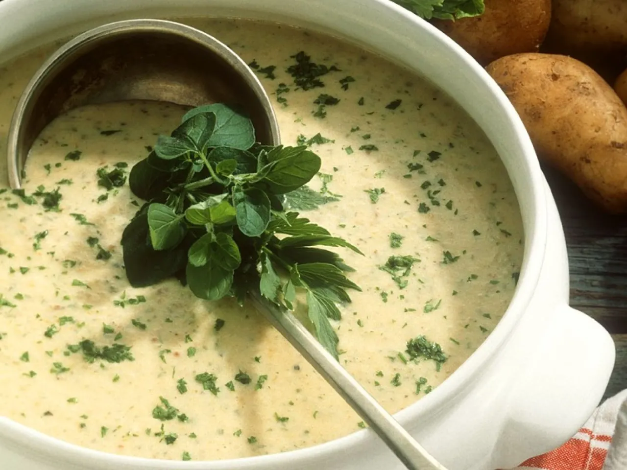 Klassische Kartoffelsuppe mit Kr&auml;utern