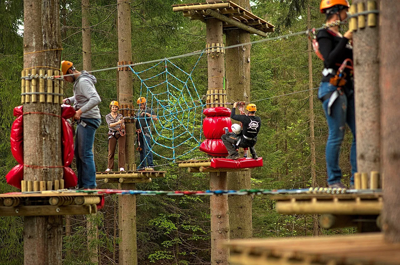 park linowy dla dzieci system asekuracji ciągłej