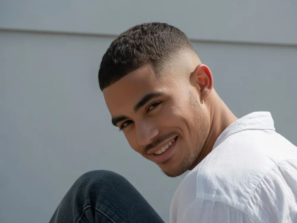 Męskie fryzury odmładzające French Crop Quiff Side Part Messy Hair Buzz Cut