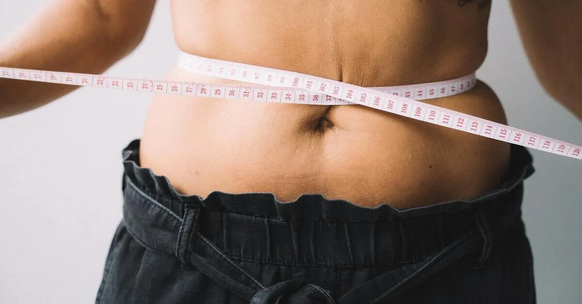 kobieta mierząca się centymetre krawieckim infografika