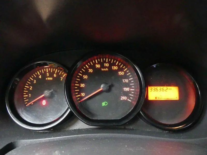 Dacia Dokker deska rozdzielcza kontrolka rezerwy paliwa