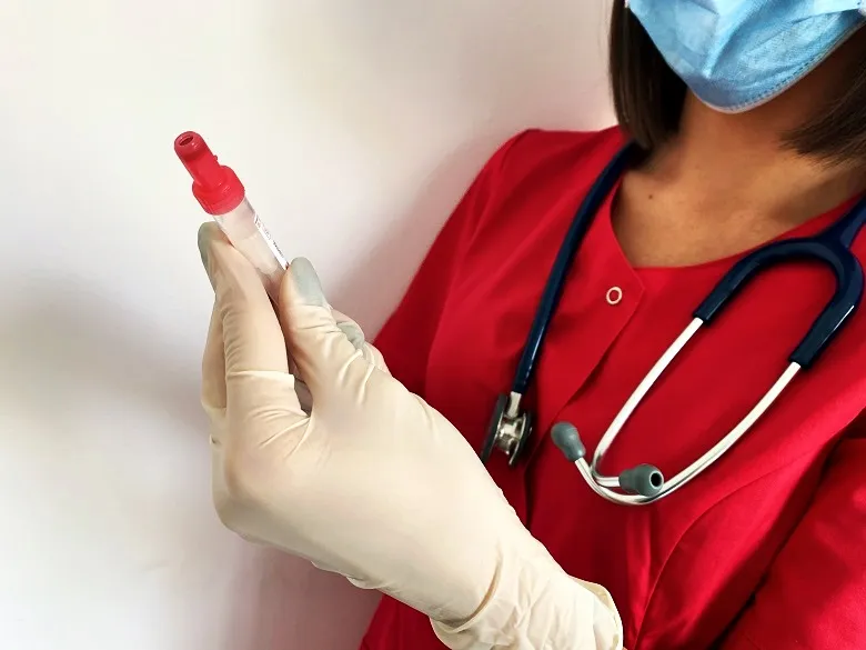 kobieta oddaje krew w laboratorium, pielęgniarka pobiera krew
