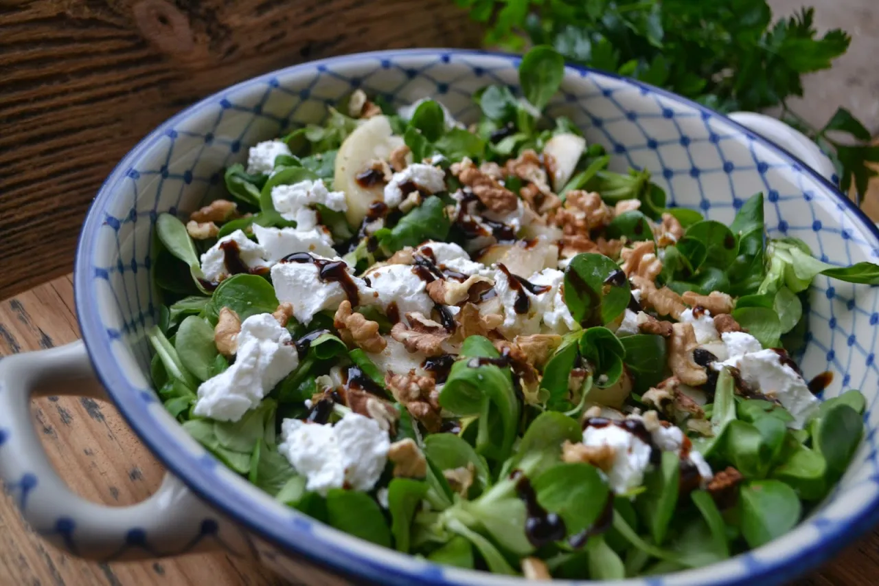 sałatka z serem owczym i gruszką
