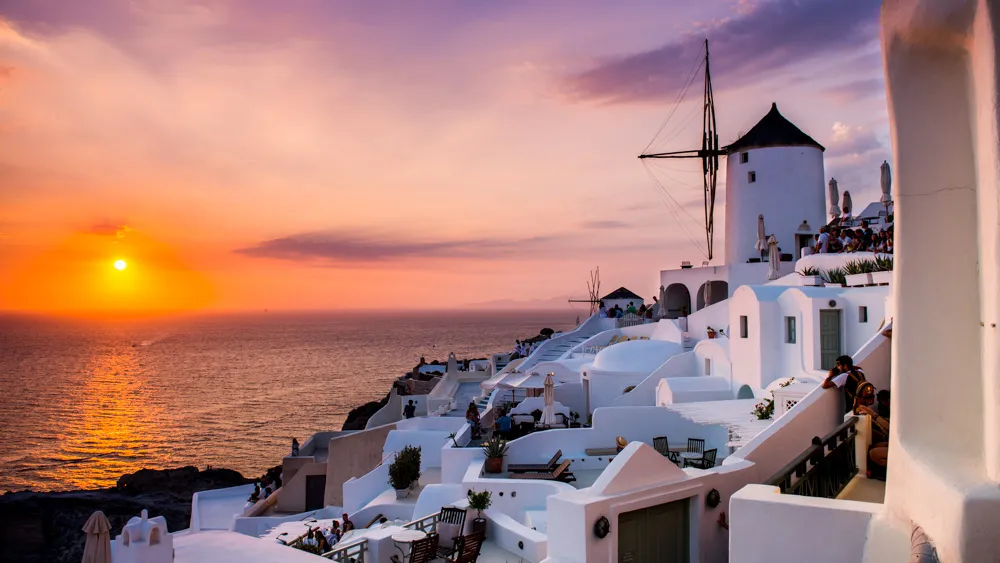 Santorini białe domki zach&oacute;d słońca