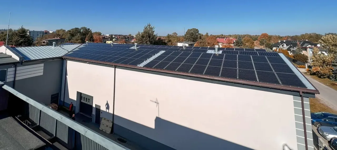 Panele fotowoltaiczne na dachu budynku, część inwestycji w ramach programu Energia Plus.