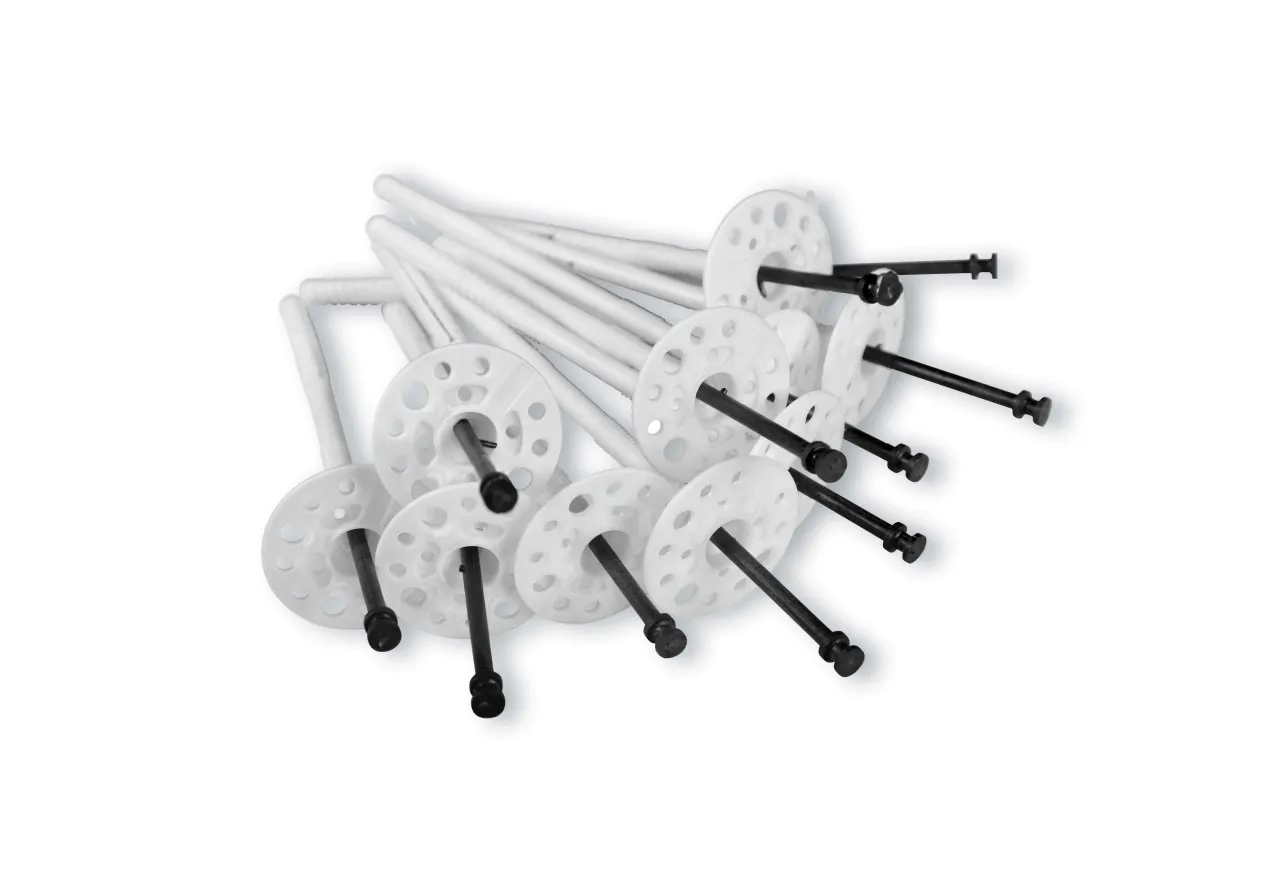Stos kołków do styropianu z białymi talerzykami i czarnymi trzpieniami, gotowych do montażu izolacji.