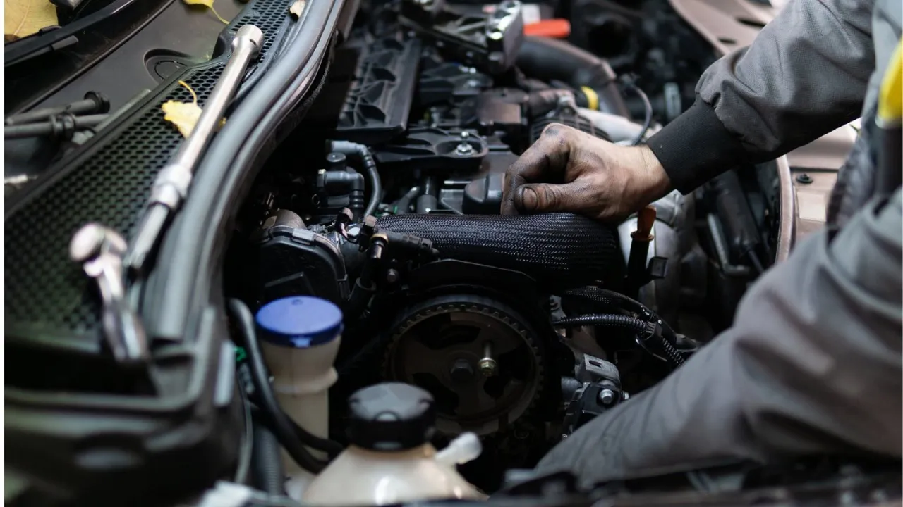 mechanik sprawdza silnik Ford