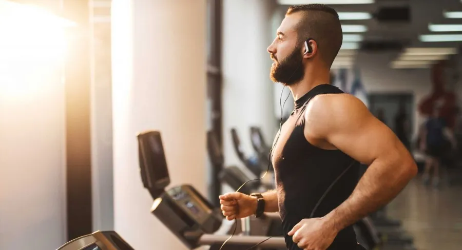 osoby ćwiczące cardio, r&oacute;żne formy treningu tlenowego