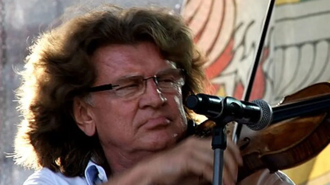 Muzyk z burzą włosów gra na skrzypcach. Czy to on śpiewał