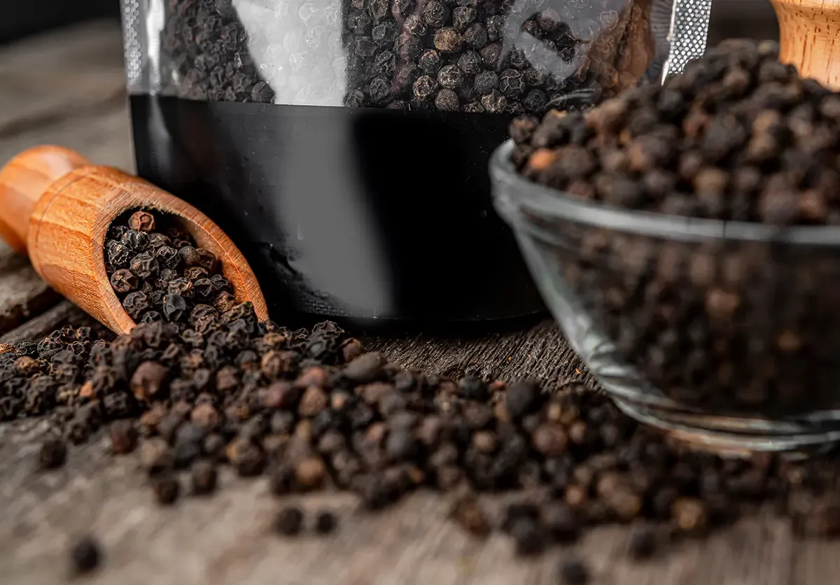 świeżo zmielony pieprz i sól morska