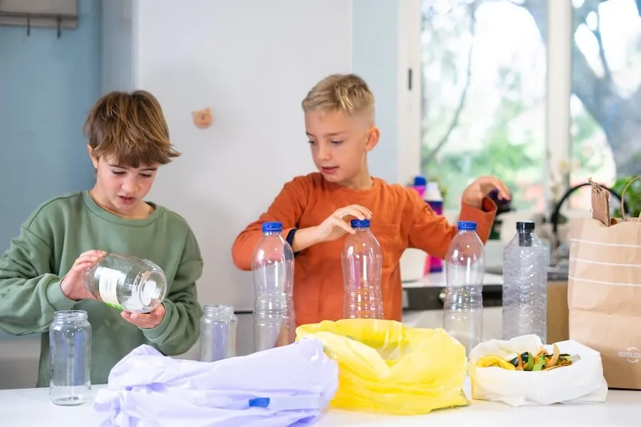 dzieci eksperymentują z wodą w kuchni
