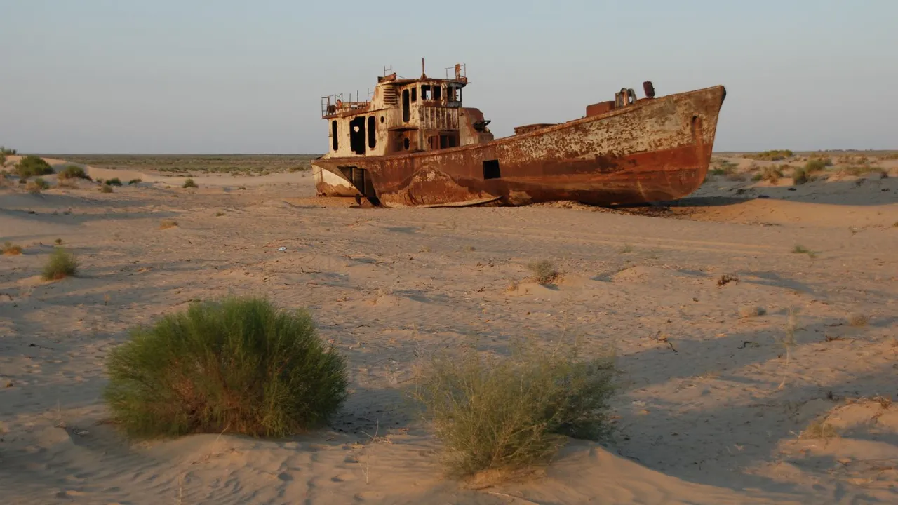 Cmentarzysko statk&oacute;w w Mojnaku, Morze Aralskie