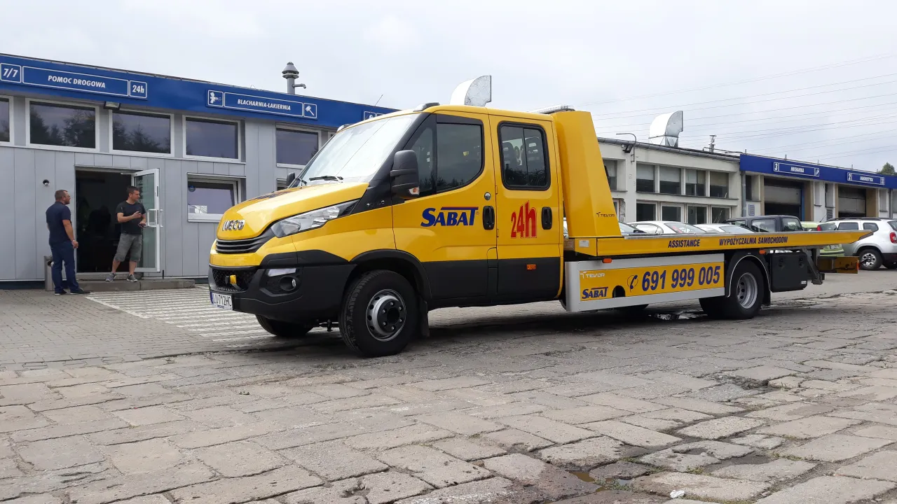 Ż&oacute;łty pojazd pomocy drogowej SABAT 24h, gotowy do świadczenia usług mtu assistance.
