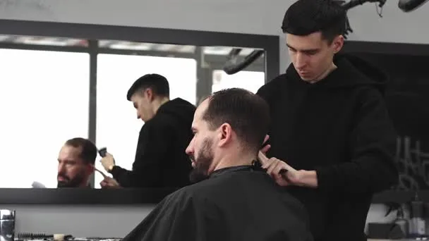 Fryzjer stylista analizujący włosy klienta