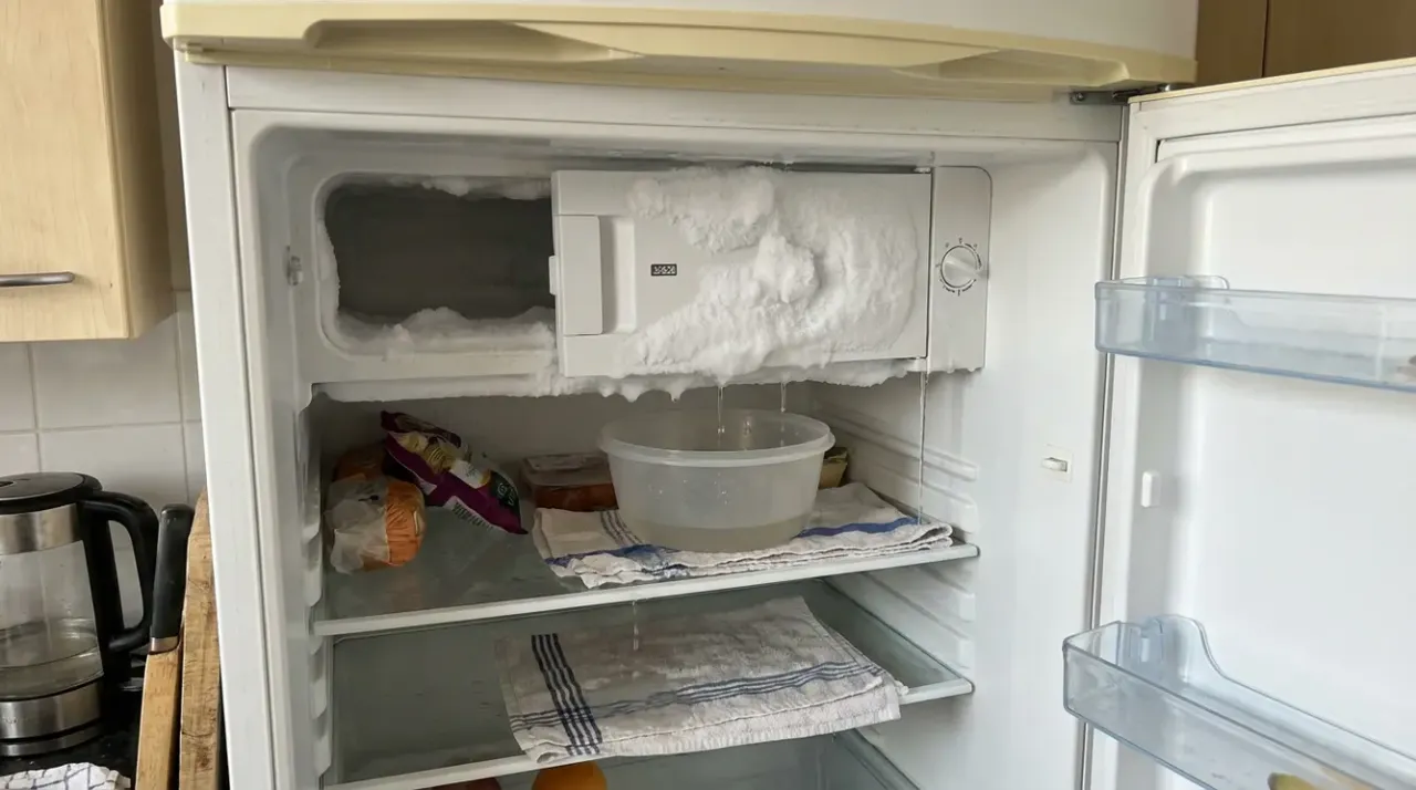 Lod&oacute;wka z grubą warstwą lodu przed rozmrażaniem