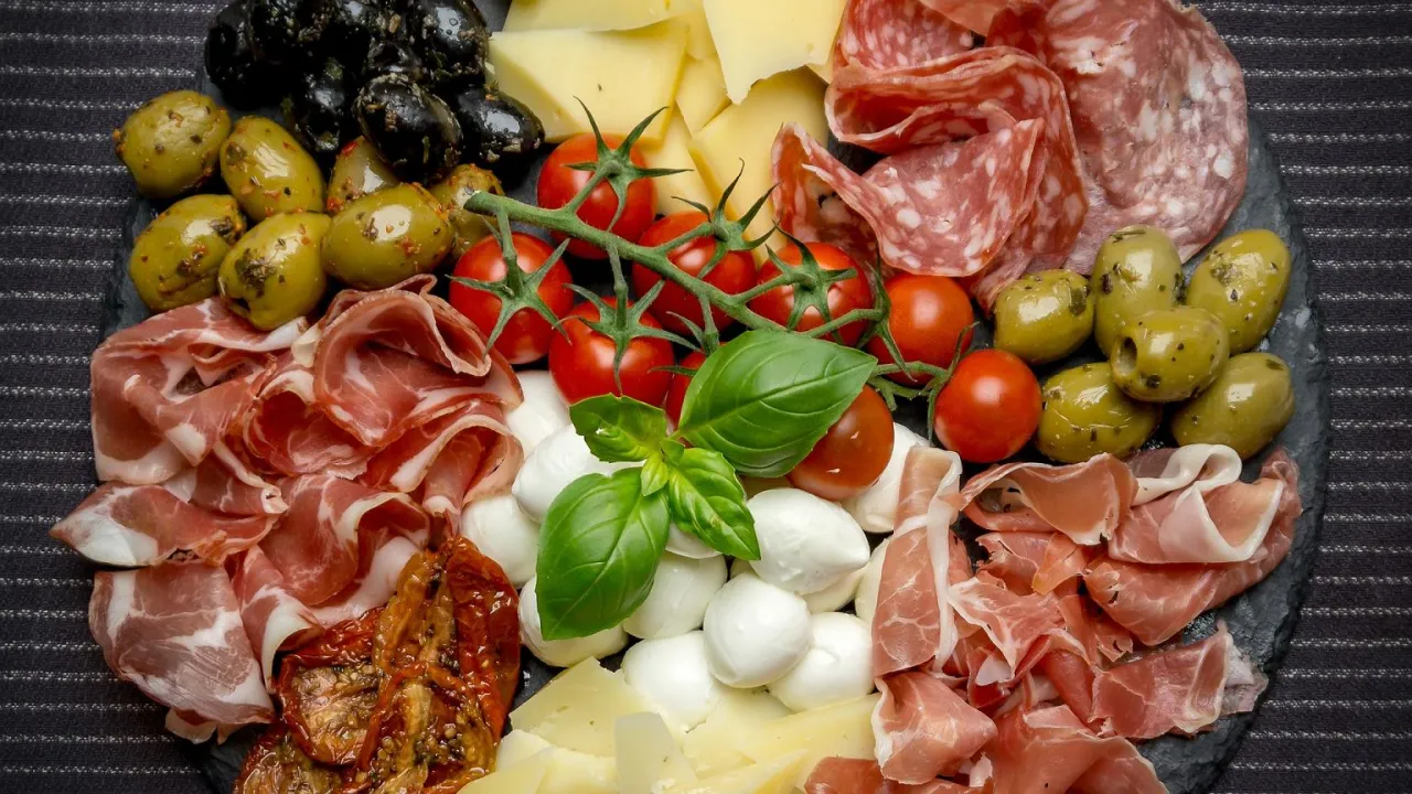 St&oacute;ł z szybkimi przekąskami i napojami, deska ser&oacute;w