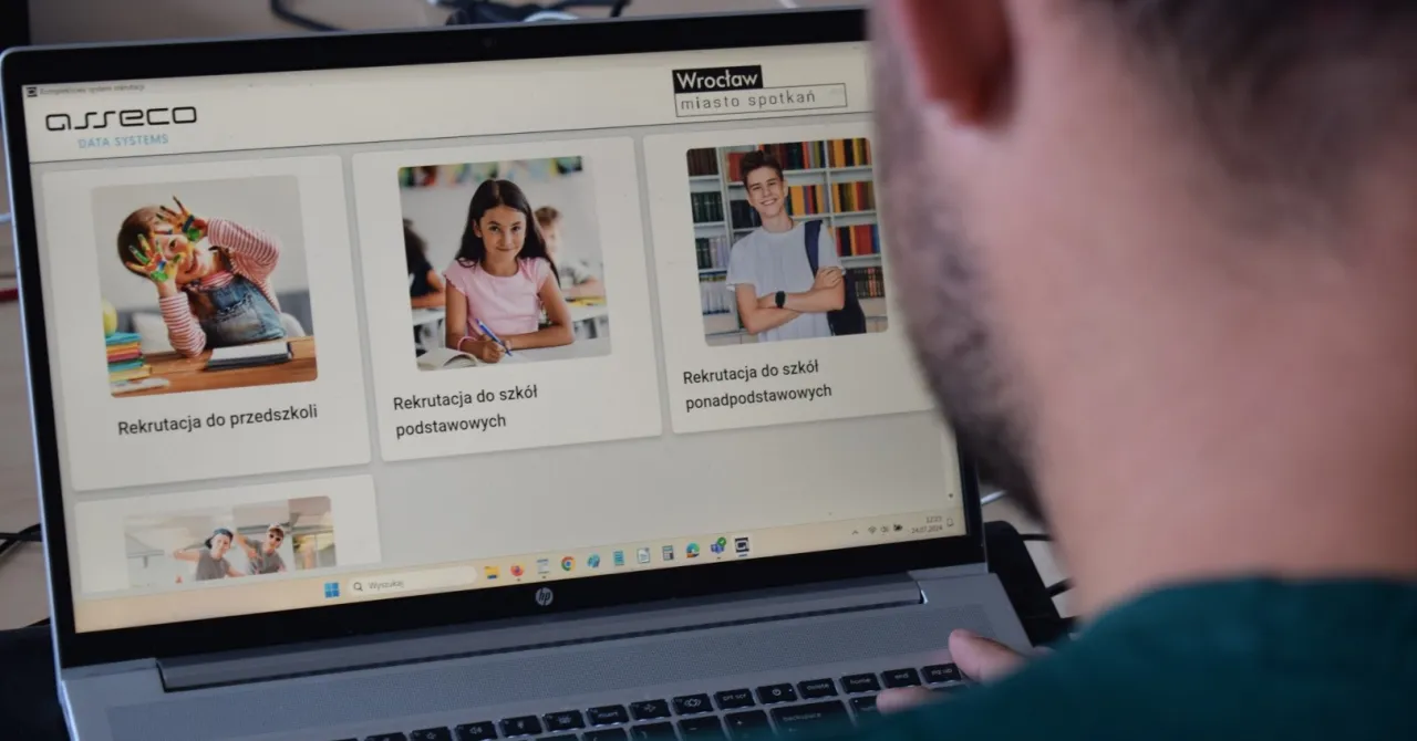 Uczeń sprawdzający wyniki rekrutacji online na komputerze