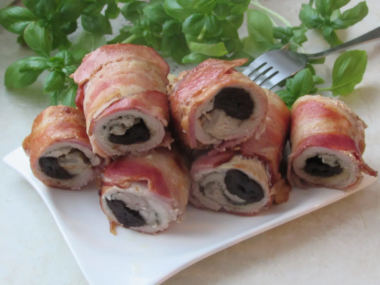 Roladki schabowe z suszoną śliwką i boczkiem