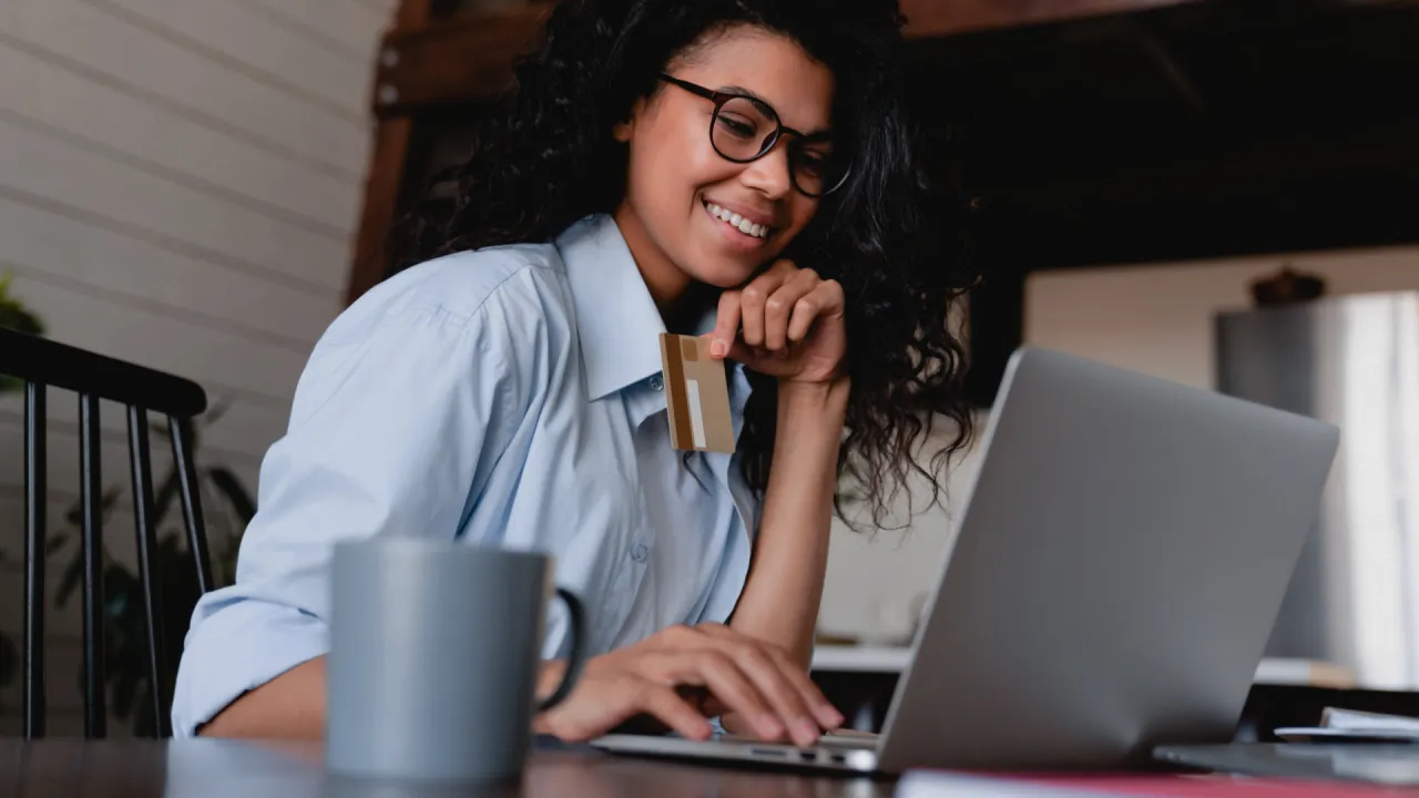 Osoba rezerwująca nocleg online na laptopie