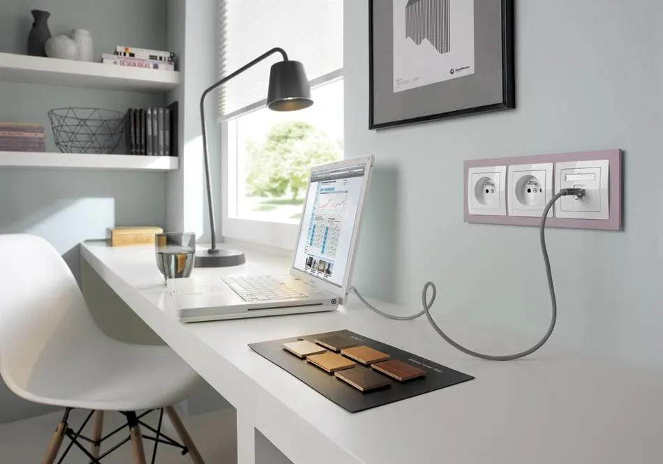 urządzenia domowe podłączone do prądu w salonie i kuchni