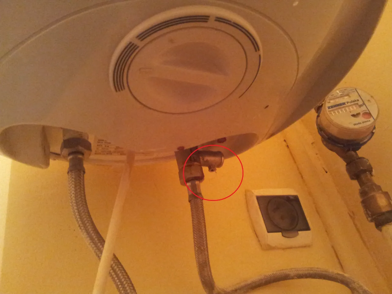 Zdjęcie Czemu kapie woda z bojlera? Odkryj przyczyny i rozwiązania problemu