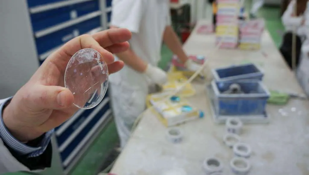 proces produkcji soczewek okularowych, laboratorium optyczne