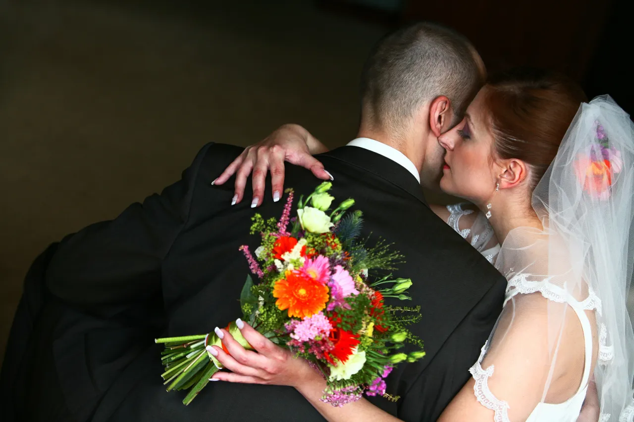 Panna młoda w toczku i eleganckim kostiumie