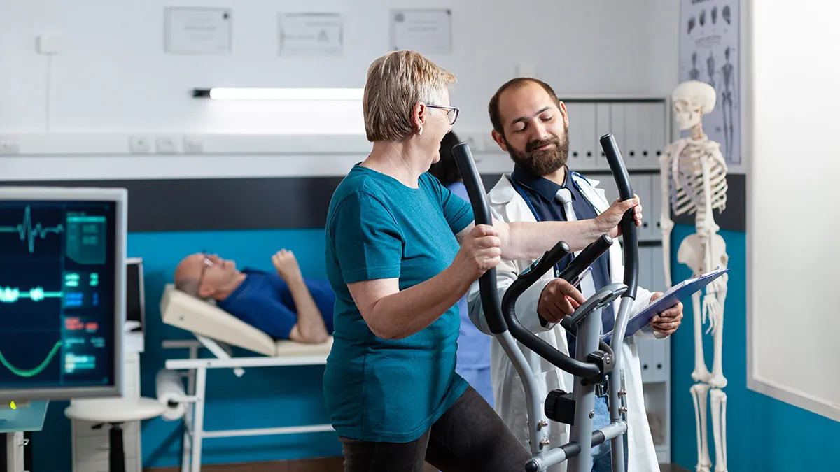 Pacjent na rehabilitacji ortopedycznej, neurologicznej i kardiologicznej