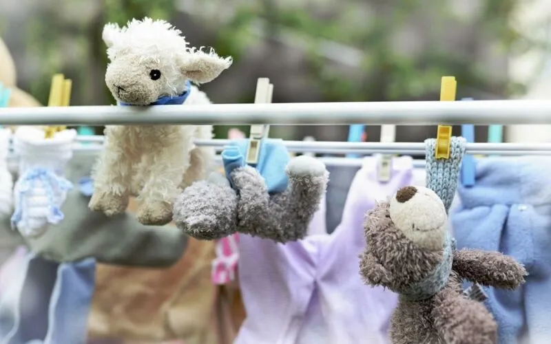 pranie ręczne dużego pluszowego misia w wannie