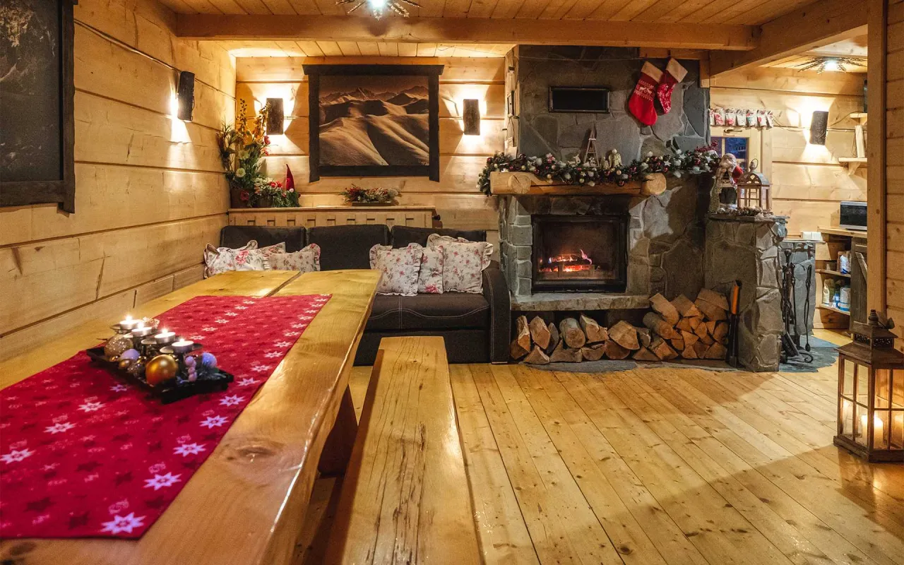 Bac&oacute;wka pod Storczykiem Sierpnica wnętrze kominek