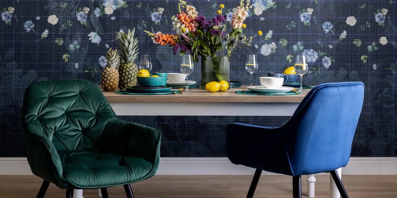 czarne meble butelkowa zieleń granat ściany