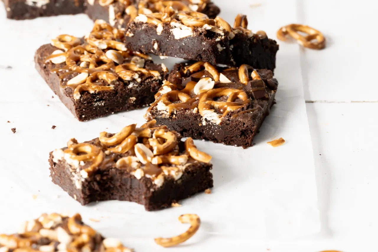 Babeczki brownie z orzechami i karmelem