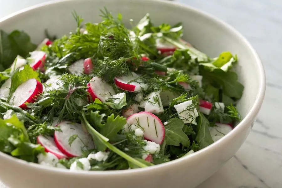 lekkie sałatki z rzodkiewką jogurtem i oliwą