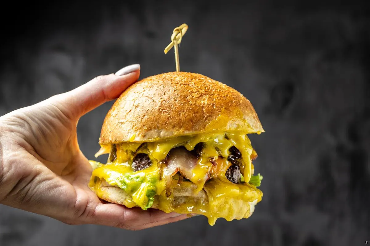 talerz z burgerem i różnymi dodatkami