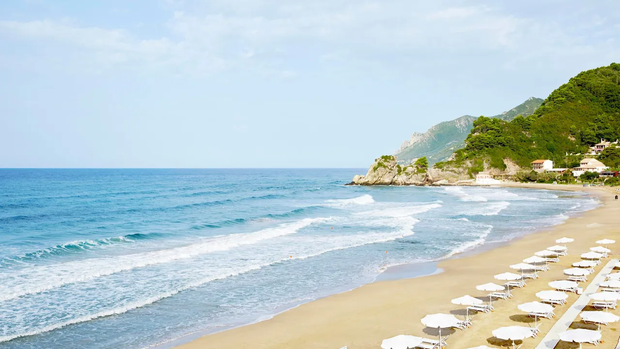 Piaszczyste plaże Korfu i żwirowe zatoczki