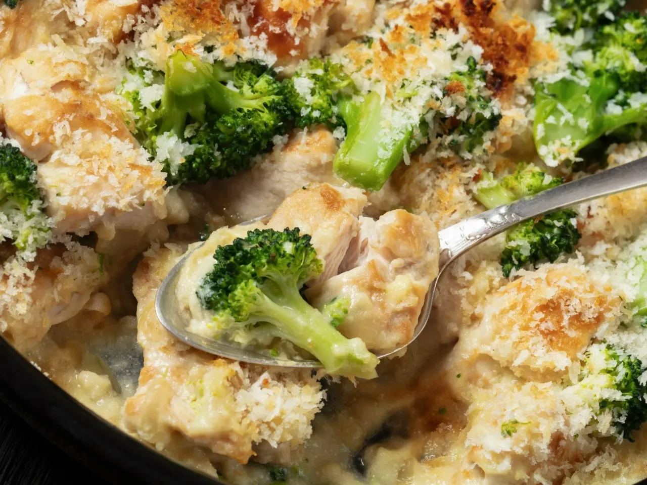 R&oacute;żne warianty zapiekanki z kurczakiem i brokułami