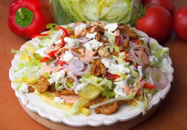 Kebab na talerzu z frytkami i surówkami