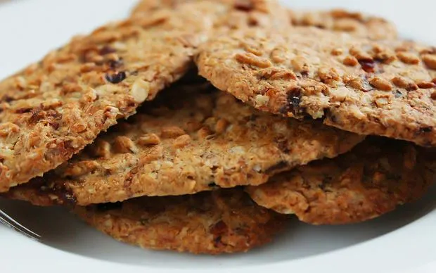 idealnie upieczone ciastka owsiane vs przepieczone