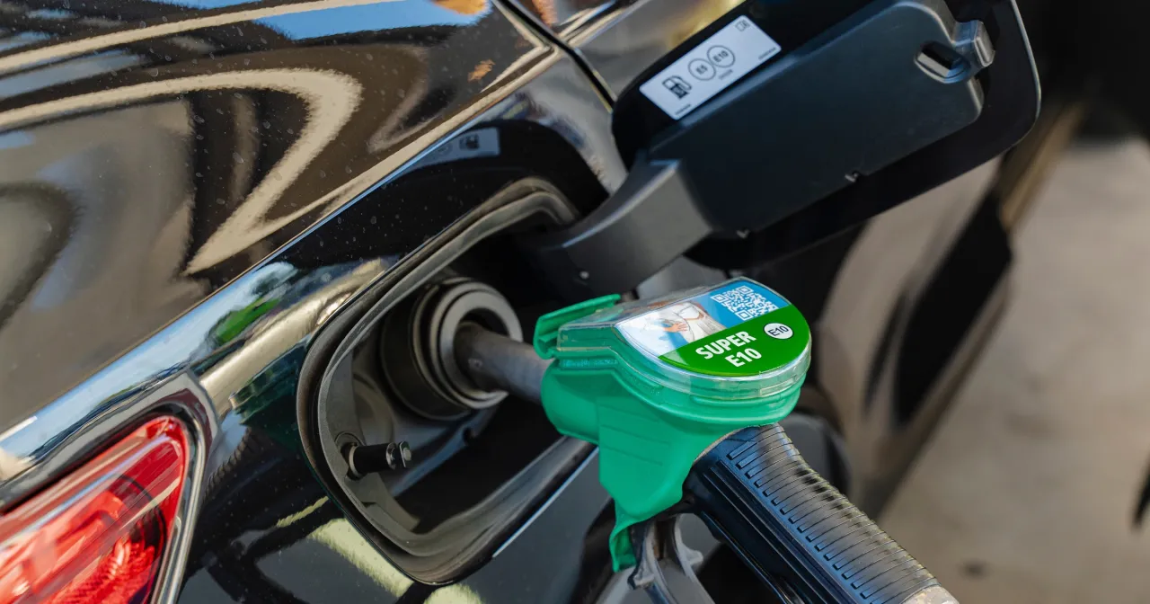 Sprawdzenie kompatybilności E10 klapka wlewu paliwa