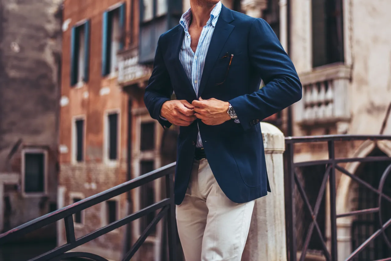 elegancki męski zegarek na bransolecie na nadgarstku w stylizacji smart casual