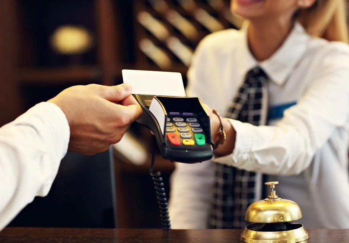 lupa nad cennikiem hotelu ukryte koszty