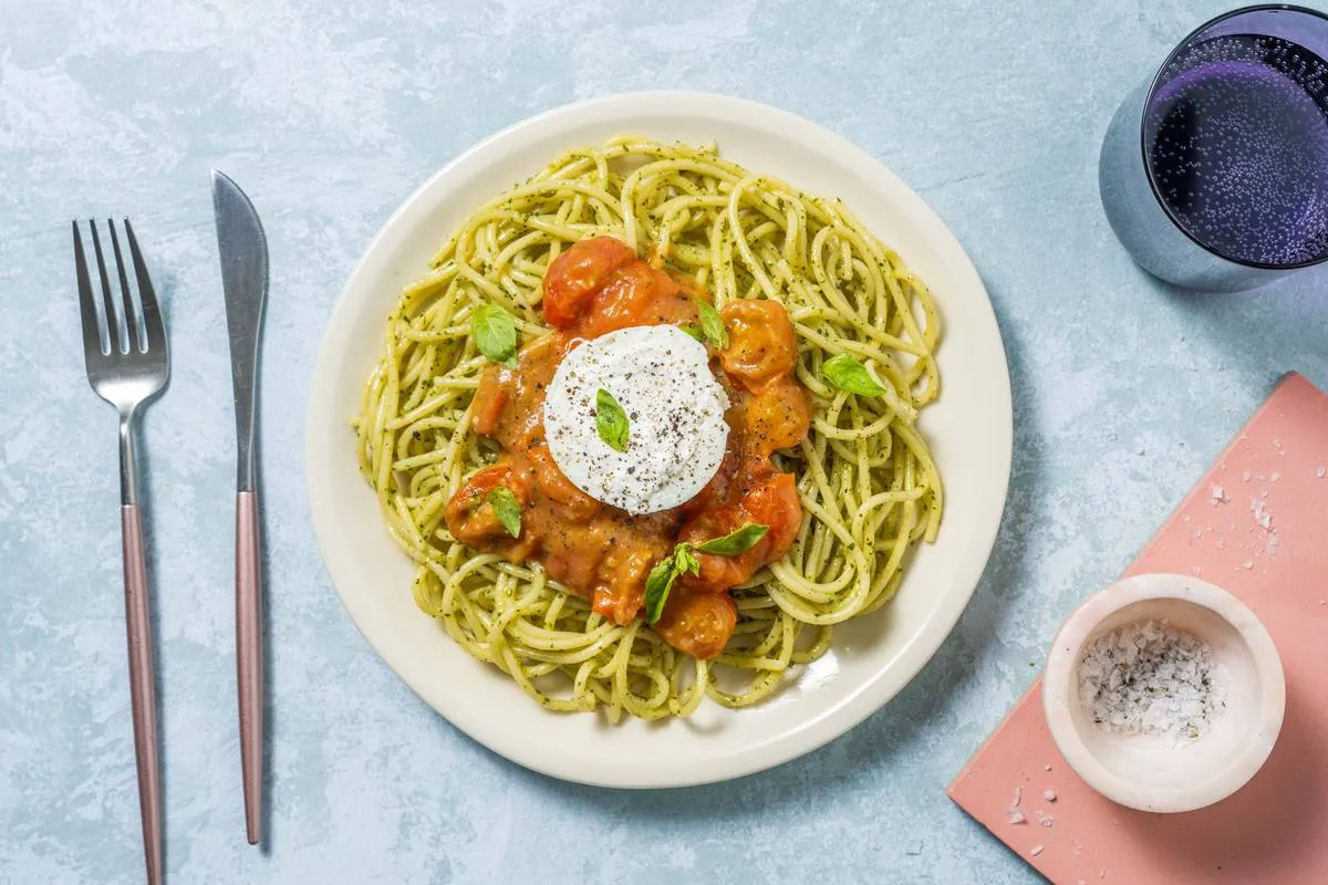 Nudeln mit Pesto und Kirschtomaten Burrata